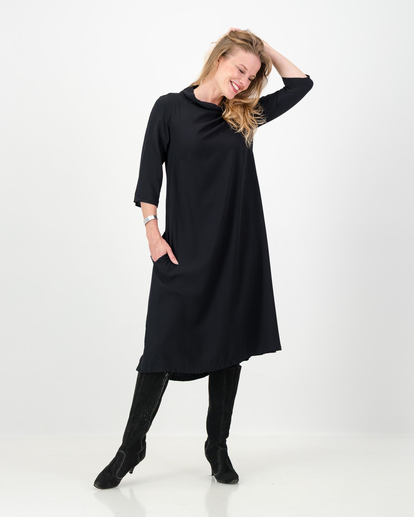 mila short loose winter dress - black