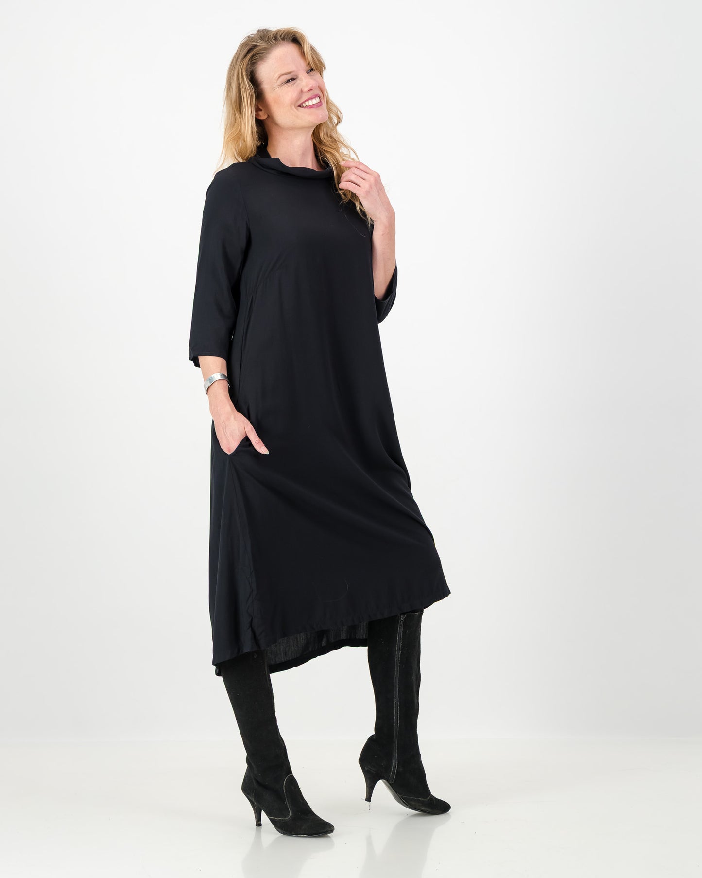 mila short loose winter dress - black